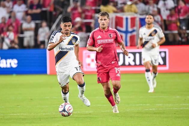 ST. LOUIS, MO - OCTOBER 11: Pablo Ruiz (17) of the LA Galaxy and Carlo Holse (19) of the St. Louis CITY SC chase after the ball during the MLS, Fussball Herren, USA regular season match where St. Louis CITY SC hosted LA Galaxy on Sunday October 11th, 2026, at Energizer Park in St. Louis City, MO. (Photo by Rick Ulreich Icon Sportswire) SOCCER: OCT 11 MLS St. Louis CITY SC vs LA Galaxy EDITORIAL USE ONLY Icon26101109