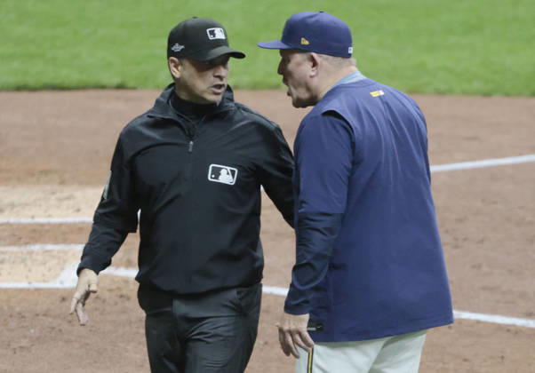 Milwaukee Brewers manager Pat Murphy (R) argues with first base umpire Mark Wegner after Brewers pitcher Jacob Misiorowski was called for a balk in the fourth inning of an MLB, Baseball Herren, USA National League Championship Series playoff game against the Los Angeles Dodgers at American Family Field in Milwaukee, Wisconsin, on Sunday, October 11, 2026.  MIL20261011710 TANNENxMAURY