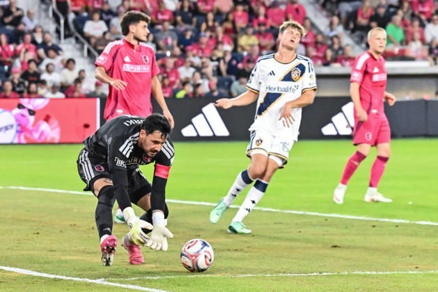 ST. LOUIS, MO - OCTOBER 11: Roman Burki (1) of the St. Louis CITY SC runs out to grab the ball before it crosses the goal line during the MLS, Fussball Herren, USA regular season match where St. Louis CITY SC hosted LA Galaxy on Sunday October 11th, 2026, at Energizer Park in St. Louis City, MO. (Photo by Rick Ulreich Icon Sportswire) SOCCER: OCT 11 MLS St. Louis CITY SC vs LA Galaxy EDITORIAL USE ONLY Icon26101112