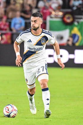 ST. LOUIS, MO - OCTOBER 11: Erik Thommy (27) of the LA Galaxy runs with the ball during the MLS, Fussball Herren, USA regular season match where St. Louis CITY SC hosted LA Galaxy on Sunday October 11th, 2026, at Energizer Park in St. Louis City, MO. (Photo by Rick Ulreich Icon Sportswire) SOCCER: OCT 11 MLS St. Louis CITY SC vs LA Galaxy EDITORIAL USE ONLY Icon26101113