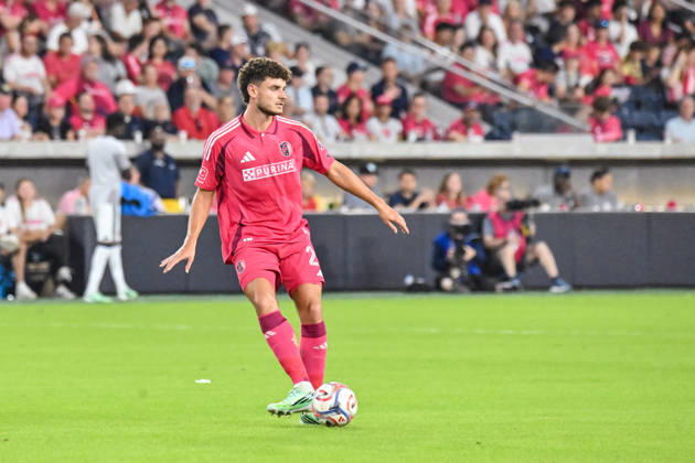 ST. LOUIS, MO - OCTOBER 11: Dante Polvara (21) of the St. Louis CITY SC passes the ball during the MLS, Fussball Herren, USA regular season match where St. Louis CITY SC hosted LA Galaxy on Sunday October 11th, 2026, at Energizer Park in St. Louis City, MO. (Photo by Rick Ulreich Icon Sportswire) SOCCER: OCT 11 MLS St. Louis CITY SC vs LA Galaxy EDITORIAL USE ONLY Icon26101116