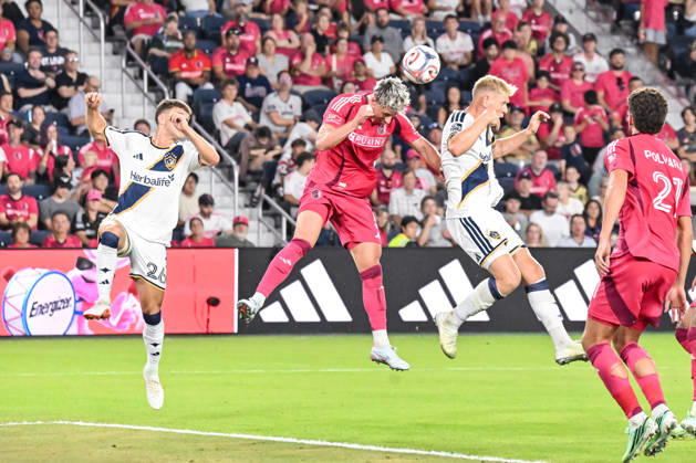 ST. LOUIS, MO - OCTOBER 11: Lukas MacNaughton (5) of the St. Louis CITY SC leaps and heads the crossed ball out of danger during the MLS, Fussball Herren, USA regular season match where St. Louis CITY SC hosted LA Galaxy on Sunday October 11th, 2026, at Energizer Park in St. Louis City, MO. (Photo by Rick Ulreich Icon Sportswire) SOCCER: OCT 11 MLS St. Louis CITY SC vs LA Galaxy EDITORIAL USE ONLY Icon26101117