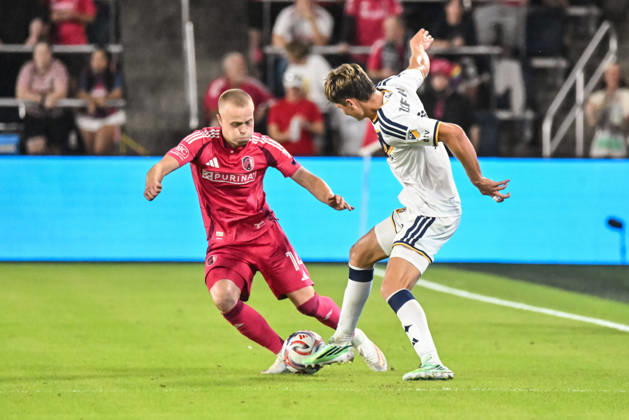 ST. LOUIS, MO - OCTOBER 11: Troy Elgersma (76) of the LA Galaxy tries to tip the ball past Tomas Totland (14) of the St. Louis CITY SC during the MLS, Fussball Herren, USA regular season match where St. Louis CITY SC hosted LA Galaxy on Sunday October 11th, 2026, at Energizer Park in St. Louis City, MO. (Photo by Rick Ulreich Icon Sportswire) SOCCER: OCT 11 MLS St. Louis CITY SC vs LA Galaxy EDITORIAL USE ONLY Icon26101132