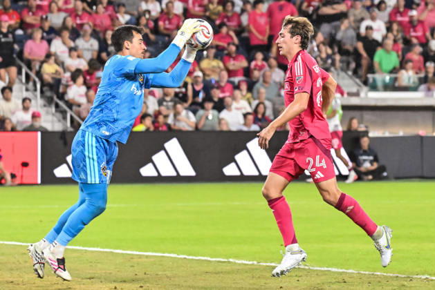 ST. LOUIS, MO - OCTOBER 11: James Marcinkowski (12) of the LA Galaxy grabs the bouncing ball before Daniel Edelman (24) of the St. Louis CITY SC can get to it during the MLS, Fussball Herren, USA regular season match where St. Louis CITY SC hosted LA Galaxy on Sunday October 11th, 2026, at Energizer Park in St. Louis City, MO. (Photo by Rick Ulreich Icon Sportswire) SOCCER: OCT 11 MLS St. Louis CITY SC vs LA Galaxy EDITORIAL USE ONLY Icon26101133