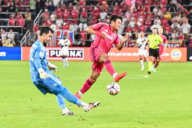 ST. LOUIS, MO - OCTOBER 11: Jeong Sang-bin (77) of the St. Louis CITY SC leaps trying to block the clearing kick of James Marcinkowski (12) of the LA Galaxy during the MLS, Fussball Herren, USA regular season match where St. Louis CITY SC hosted LA Galaxy on Sunday October 11th, 2026, at Energizer Park in St. Louis City, MO. (Photo by Rick Ulreich Icon Sportswire) SOCCER: OCT 11 MLS St. Louis CITY SC vs LA Galaxy EDITORIAL USE ONLY Icon26101139