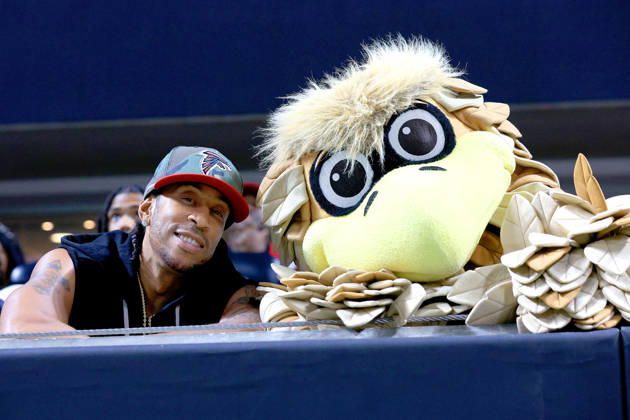 ATLANTA, GA - OCTOBER 11: Christopher Brian Bridges, known professionally as Ludacris hangs out with Freddie Falcon during the Sunday evening NFL, American Football Herren, USA game between the Atlanta Falcons and the Baltimore Ravens on October 11, 2026 at the Mercedes-Benz Stadium in Atlanta, Georgia. (Photo by David J. Griffin Icon Sportswire) NFL: OCT 11 Ravens at Falcons EDITORIAL USE ONLY Icon9532610110085