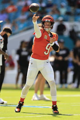 October 11, 2026, Miami Gardens, Florida, United States: Cincinnati Bengals quarterback Joe Burrow (9) passes the ball during pregame warmups prior to an NFL, American Football Herren, USA game against the Miami Dolphins on Sunday, October 11, 2026 at the Hard Rock Stadium. The Bengals beat the Dolphins 31-24. Miami Gardens United States - ZUMAh180 20261011_zsp_h180_002 Copyright: xKimxHukarix