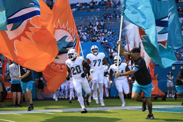 October 11, 2026, Miami Gardens, Florida, United States: the Miami Dolphins run out to the field prior to an NFL, American Football Herren, USA game against the Cincinnati Bengals on Sunday, October 11, 2026 at the Hard Rock Stadium. The Bengals beat the Dolphins 31-24. Miami Gardens United States - ZUMAh180 20261011_zsp_h180_021 Copyright: xKimxHukarix