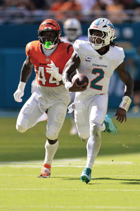 October 11, 2026, Miami Gardens, Florida, United States: Miami Dolphins quarterback Malik Willis (2) runs with the ball for the first down during an NFL, American Football Herren, USA game against the Cincinnati Bengals on Sunday, October 11, 2026 at the Hard Rock Stadium. The Bengals beat the Dolphins 31-24. NFL 2026: Cincinnati Bengals 31 : 24 Miami Dolphins  - ZUMAh180 20261011_zsp_h180_023 Copyright: xKimxHukarix