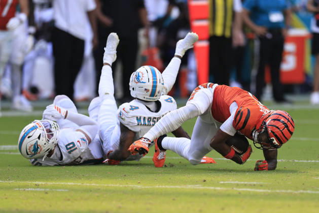 October 11, 2026, Miami Gardens, Florida, United States: Cincinnati Bengals wide receiver Ja marr Chase (1) makes a reception and avoids the tackle by Miami Dolphins linebacker Jacob Rodriguez (10) during an NFL, American Football Herren, USA game on Sunday, October 11, 2026 at the Hard Rock Stadium. The Bengals beat the Dolphins 31-24. NFL 2026: Cincinnati Bengals 31 : 24 Miami Dolphins  - ZUMAh180 20261011_zsp_h180_027 Copyright: xKimxHukarix