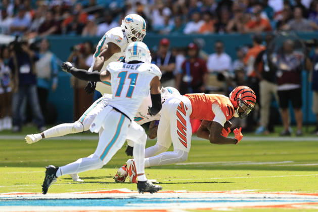 October 11, 2026, Miami Gardens, Florida, United States: Cincinnati Bengals wide receiver Tee Higgins (5) makes a reception during an NFL, American Football Herren, USA game against the Miami Dolphins on Sunday, October 11, 2026 at the Hard Rock Stadium. The Bengals beat the Dolphins 31-24. NFL 2026: Cincinnati Bengals 31 : 24 Miami Dolphins  - ZUMAh180 20261011_zsp_h180_045 Copyright: xKimxHukarix