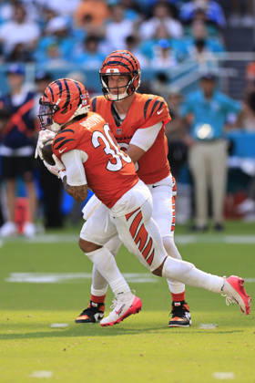October 11, 2026, Miami Gardens, Florida, United States: Cincinnati Bengals quarterback Joe Burrow (9) hands off the ball to Cincinnati Bengals running back Chase Brown (30) during an NFL, American Football Herren, USA game against the Miami Dolphins on Sunday, October 11, 2026 at the Hard Rock Stadium. The Bengals beat the Dolphins 31-24. Miami Gardens United States - ZUMAh180 20261011_zsp_h180_033 Copyright: xKimxHukarix