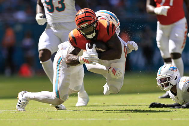 October 11, 2026, Miami Gardens, Florida, United States: Cincinnati Bengals running back Samaje Perine (34) runs with the ball during an NFL, American Football Herren, USA game against the Miami Dolphins on Sunday, October 11, 2026 at the Hard Rock Stadium. The Bengals beat the Dolphins 31-24. Miami Gardens United States - ZUMAh180 20261011_zsp_h180_034 Copyright: xKimxHukarix