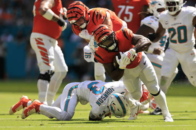 October 11, 2026, Miami Gardens, Florida, United States: Cincinnati Bengals running back Samaje Perine (34) runs with the ball during an NFL, American Football Herren, USA game against the Miami Dolphins on Sunday, October 11, 2026 at the Hard Rock Stadium. The Bengals beat the Dolphins 31-24. Miami Gardens United States - ZUMAh180 20261011_zsp_h180_048 Copyright: xKimxHukarix