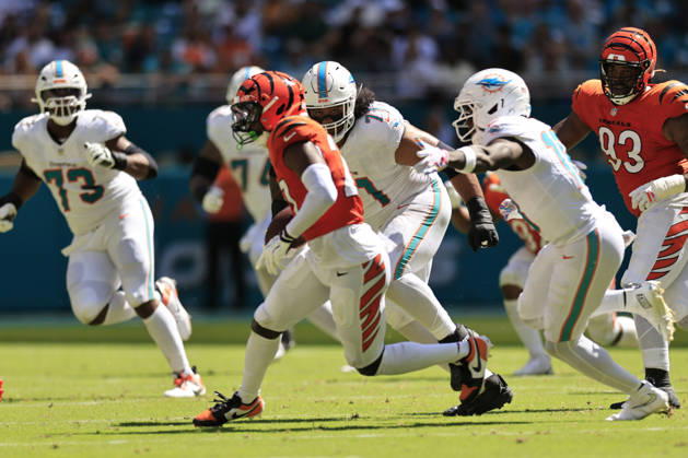 October 11, 2026, Miami Gardens, Florida, United States: Cincinnati Bengals safety Jordan Battle (27) intercepts a pass from Miami Dolphins quarterback Malik Willis (2) and runs with the ball during an NFL, American Football Herren, USA game on Sunday, October 11, 2026 at the Hard Rock Stadium. The Bengals beat the Dolphins 31-24. NFL 2026: Cincinnati Bengals 31 : 24 Miami Dolphins  - ZUMAh180 20261011_zsp_h180_080 Copyright: xKimxHukarix