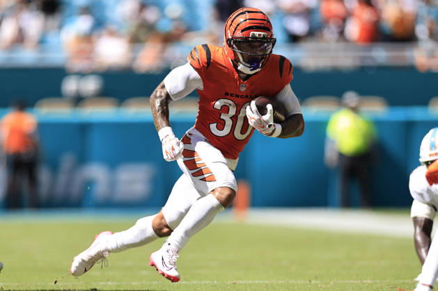 October 11, 2026, Miami Gardens, Florida, United States: Cincinnati Bengals running back Chase Brown (30) runs with the ball during an NFL, American Football Herren, USA game against the Miami Dolphins on Sunday, October 11, 2026 at the Hard Rock Stadium. The Bengals beat the Dolphins 31-24. NFL 2026: Cincinnati Bengals 31 : 24 Miami Dolphins  - ZUMAh180 20261011_zsp_h180_085 Copyright: xKimxHukarix