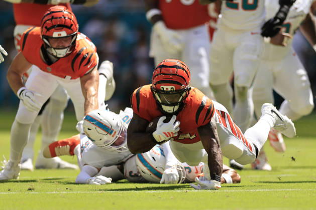 October 11, 2026, Miami Gardens, Florida, United States: Cincinnati Bengals running back Samaje Perine (34) runs with the ball during an NFL, American Football Herren, USA game against the Miami Dolphins on Sunday, October 11, 2026 at the Hard Rock Stadium. The Bengals beat the Dolphins 31-24. NFL 2026: Cincinnati Bengals 31 : 24 Miami Dolphins  - ZUMAh180 20261011_zsp_h180_087 Copyright: xKimxHukarix