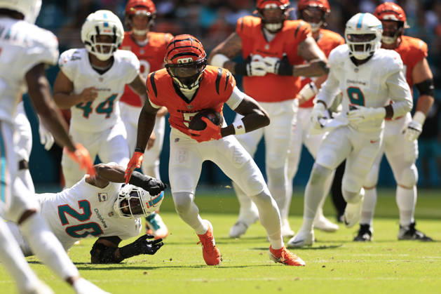 October 11, 2026, Miami Gardens, Florida, United States: Cincinnati Bengals wide receiver Tee Higgins (5) makes a reception and runs with the ball during an NFL, American Football Herren, USA game against the Miami Dolphins on Sunday, October 11, 2026 at the Hard Rock Stadium. The Bengals beat the Dolphins 31-24. Miami Gardens United States - ZUMAh180 20261011_zsp_h180_058 Copyright: xKimxHukarix