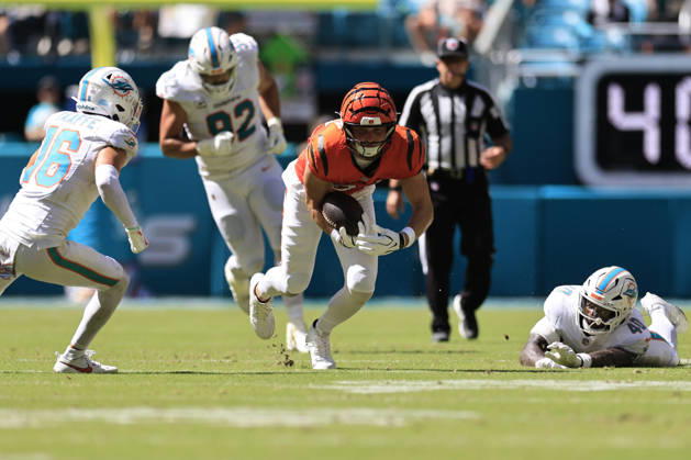 October 11, 2026, Miami Gardens, Florida, United States: Cincinnati Bengals tight end Tanner Hudson (87) makes a reception and turns to run with the ball during an NFL, American Football Herren, USA game against the Miami Dolphins on Sunday, October 11, 2026 at the Hard Rock Stadium. The Bengals beat the Dolphins 31-24. NFL 2026: Cincinnati Bengals 31 : 24 Miami Dolphins  - ZUMAh180 20261011_zsp_h180_094 Copyright: xKimxHukarix