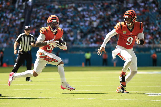 October 11, 2026, Miami Gardens, Florida, United States: Cincinnati Bengals running back Chase Brown (30) runs with the ball with quarterback Joe Burrow (9) looking to block during an NFL, American Football Herren, USA game on Sunday, October 11, 2026 at the Hard Rock Stadium. The Bengals beat the Dolphins 31-24. Miami Gardens United States - ZUMAh180 20261011_zsp_h180_065 Copyright: xKimxHukarix