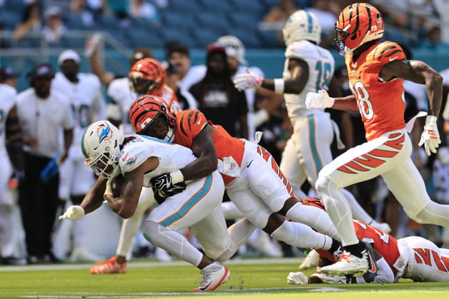 October 11, 2026, Miami Gardens, Florida, United States: Miami Dolphins running back Ollie Gordon II (0) makes a reception and runs with the ball and tackled by Cincinnati Bengals linebacker Barrett Carter (49) during an NFL, American Football Herren, USA game on Sunday, October 11, 2026 at the Hard Rock Stadium. The Bengals beat the Dolphins 31-24. Miami Gardens United States - ZUMAh180 20261011_zsp_h180_069 Copyright: xKimxHukarix