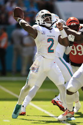 October 11, 2026, Miami Gardens, Florida, United States: Miami Dolphins quarterback Malik Willis (2) throws an interception during an NFL, American Football Herren, USA game against the Cincinnati Bengals on Sunday, October 11, 2026 at the Hard Rock Stadium. The Bengals beat the Dolphins 31-24. Miami Gardens United States - ZUMAh180 20261011_zsp_h180_079 Copyright: xKimxHukarix