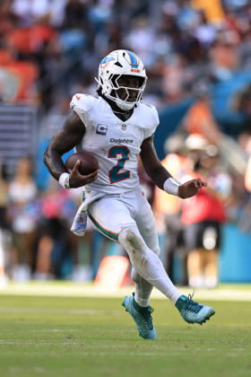October 11, 2026, Miami Gardens, Florida, United States: Miami Dolphins quarterback Malik Willis (2) runs with the ball during an NFL, American Football Herren, USA game against the Cincinnati Bengals on Sunday, October 11, 2026 at the Hard Rock Stadium. The Bengals beat the Dolphins 31-24. Miami Gardens United States - ZUMAh180 20261011_zsp_h180_095 Copyright: xKimxHukarix
