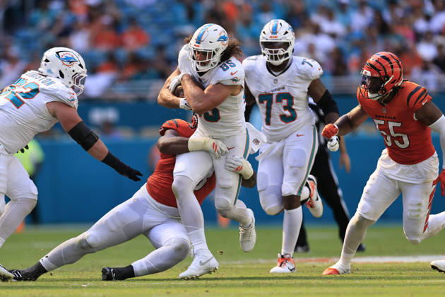 October 11, 2026, Miami Gardens, Florida, United States: Miami Dolphins tight end Greg Dulcich (85) makes a reception and runs with the ball during an NFL, American Football Herren, USA game against the Cincinnati Bengals on Sunday, October 11, 2026 at the Hard Rock Stadium. The Bengals beat the Dolphins 31-24. Miami Gardens United States - ZUMAh180 20261011_zsp_h180_099 Copyright: xKimxHukarix