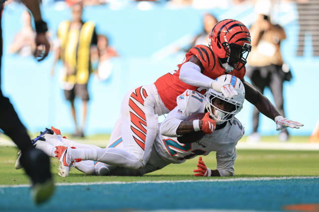 October 11, 2026, Miami Gardens, Florida, United States: Miami Dolphins wide receiver Kevin Coleman Jr. (21) makes a reception and runs to the end zone for the touchdown during an NFL, American Football Herren, USA game against the Cincinnati Bengals on Sunday, October 11, 2026 at the Hard Rock Stadium. The Bengals beat the Dolphins 31-24. Miami Gardens United States - ZUMAh180 20261011_zsp_h180_101 Copyright: xKimxHukarix