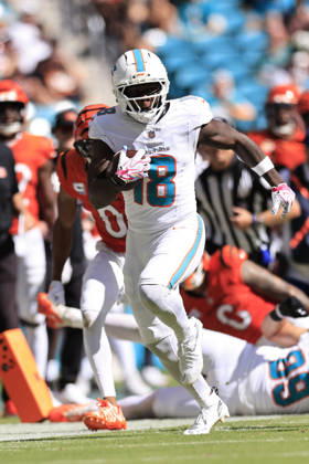 October 11, 2026, Miami Gardens, Florida, United States: Miami Dolphins wide receiver Chris Bell (18) makes a reception and turns to run with the ball during an NFL, American Football Herren, USA game against the Cincinnati Bengals on Sunday, October 11, 2026 at the Hard Rock Stadium. The Bengals beat the Dolphins 31-24. Miami Gardens United States - ZUMAh180 20261011_zsp_h180_103 Copyright: xKimxHukarix