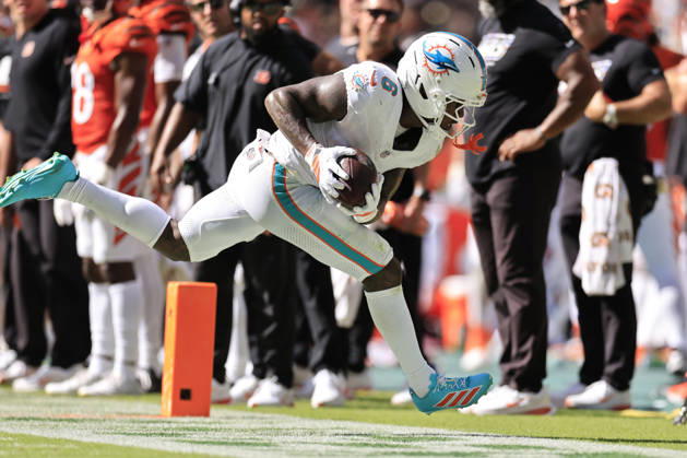 October 11, 2026, Miami Gardens, Florida, United States: Miami Dolphins wide receiver Malik Washington (6) runs towards the end zone but is shoved out of bounds before crossing the pylon during an NFL, American Football Herren, USA game against the Cincinnati Bengals on Sunday, October 11, 2026 at the Hard Rock Stadium. The Bengals beat the Dolphins 31-24. Miami Gardens United States - ZUMAh180 20261011_zsp_h180_104 Copyright: xKimxHukarix