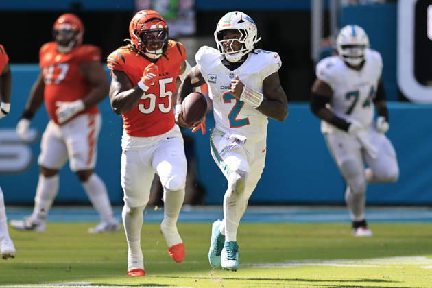 October 11, 2026, Miami Gardens, Florida, United States: Miami Dolphins quarterback Malik Willis (2) runs with the ball while pursued by Cincinnati Bengals defensive end Cashius Howell (55) during an NFL, American Football Herren, USA game on Sunday, October 11, 2026 at the Hard Rock Stadium. The Bengals beat the Dolphins 31-24. Miami Gardens United States - ZUMAh180 20261011_zsp_h180_106 Copyright: xKimxHukarix