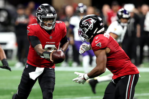 ATLANTA, GA - OCTOBER 11: Starting quarterback Michael Penix, Jr. (9) of the Atlanta Falcons hands off to Bijan Robinson (7) during the Sunday evening NFL, American Football Herren, USA game between the Atlanta Falcons and the Baltimore Ravens on October 11, 2026 at the Mercedes-Benz Stadium in Atlanta, Georgia. (Photo by David J. Griffin Icon Sportswire) NFL: OCT 11 Ravens at Falcons EDITORIAL USE ONLY Icon9532610110894