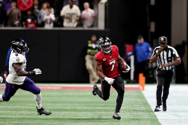ATLANTA, GA - OCTOBER 11: Bijan Robinson (7) of the Atlanta Falcons rushes along the sidelines during the Sunday evening NFL, American Football Herren, USA game between the Atlanta Falcons and the Baltimore Ravens on October 11, 2026 at the Mercedes-Benz Stadium in Atlanta, Georgia. (Photo by David J. Griffin Icon Sportswire) NFL: OCT 11 Ravens at Falcons EDITORIAL USE ONLY Icon9532610111076