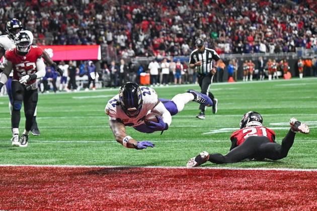 ATLANTA, GA - OCTOBER 11: Baltimore running back Derrick Henry (22) dives for a two-point conversion during the NFL, American Football Herren, USA game between the Baltimore Ravens and the Atlanta Falcons on October 11th, 2026 at Mercedes-Benz Stadium in Atlanta, GA. (Photo by Rich von Biberstein Icon Sportswire) NFL: OCT 11 Ravens at Falcons EDITORIAL USE ONLY Icon261011040