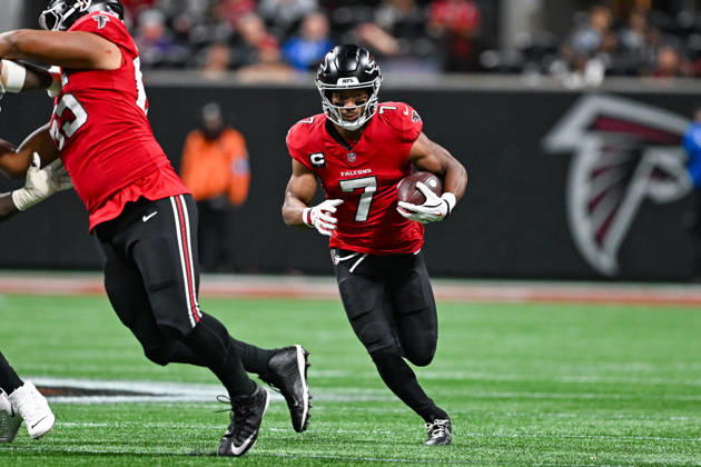 ATLANTA, GA - OCTOBER 11: Atlanta running back Bijan Robinson (7) runs the ball during the NFL, American Football Herren, USA game between the Baltimore Ravens and the Atlanta Falcons on October 11th, 2026 at Mercedes-Benz Stadium in Atlanta, GA. (Photo by Rich von Biberstein Icon Sportswire) NFL: OCT 11 Ravens at Falcons EDITORIAL USE ONLY Icon261011042