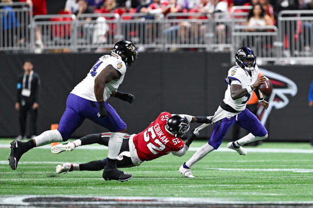 ATLANTA, GA - OCTOBER 11: Atlanta defensive end Samson Ebukam (52) holds on to the jersey of Baltimore quarterback Tyler Huntley (5) during the NFL, American Football Herren, USA game between the Baltimore Ravens and the Atlanta Falcons on October 11th, 2026 at Mercedes-Benz Stadium in Atlanta, GA. (Photo by Rich von Biberstein Icon Sportswire) NFL: OCT 11 Ravens at Falcons EDITORIAL USE ONLY Icon261011046