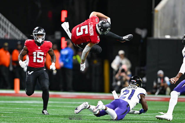 ATLANTA, GA - OCTOBER 11: Atlanta wide receiver Drake London (5) goes airborne during the NFL, American Football Herren, USA game between the Baltimore Ravens and the Atlanta Falcons on October 11th, 2026 at Mercedes-Benz Stadium in Atlanta, GA. (Photo by Rich von Biberstein Icon Sportswire) NFL: OCT 11 Ravens at Falcons EDITORIAL USE ONLY Icon261011048