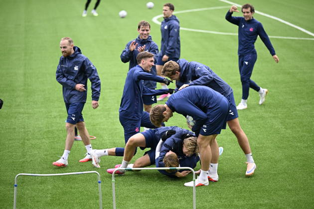 Champions League soccer, Viking vs. Bayern Munich, Stavanger, October 12, 2026: Herman Johan Haugen, Joe Bell, and Kristoffer Askildsen during Viking’s training session at Lyse Arena in Stavanger, ahead of the Champions League match between Viking and Bayern Munich. Photo: Carina Johansen, NTB, Stavanger, Norway. EDITORIAL USE ONLY. RESTRICTED USE FOR BETTING COMPANIES. Copyright: xCarinaxJohansenx xNTBx