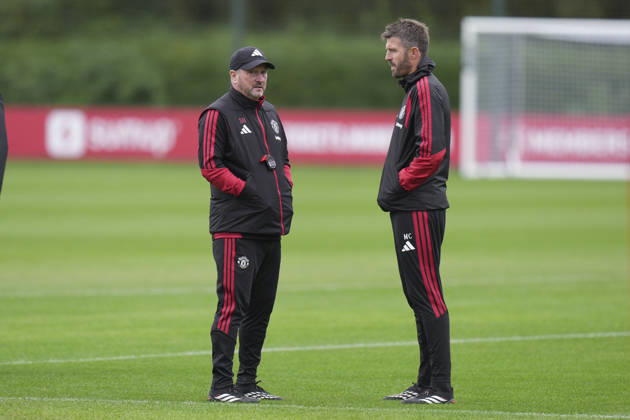 Manchester United, ManU Training, Champions League Manchester United assistant manager Steve Holland speaks with Manchester United manager Michael Carrick during the Manchester United Training Session at Carrington Training Centre, ahead of the UEFA Champions League Matchday 2 v Atletico Madrid, Manchester, England on 12 October 2026 Credit: Steve Flynn Every Second Media Editorial use only. All images are copyright Every Second Media Limited. No images may be reproduced without prior permission. Copyright: xIMAGO EveryxSecondxMediax ESM-2213-0001 StevexFlynnx xEveryxSecondxMediax