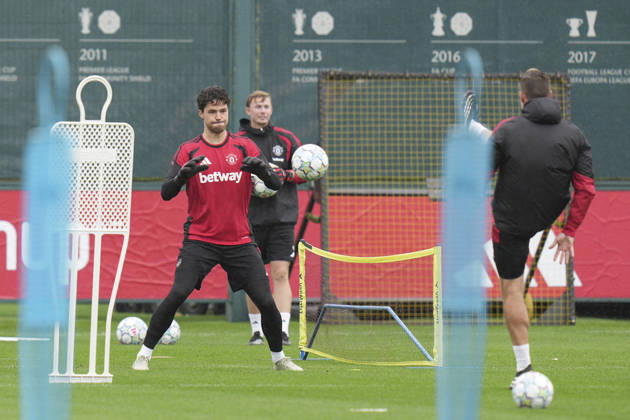 Manchester United, ManU Training, Champions League Senne Lammens of Manchester United warms up during the Manchester United Training Session at Carrington Training Centre, ahead of the UEFA Champions League Matchday 2 v Atletico Madrid, Manchester, England on 12 October 2026 Credit: Steve Flynn Every Second Media Editorial use only. All images are copyright Every Second Media Limited. No images may be reproduced without prior permission. Copyright: xIMAGO EveryxSecondxMediax ESM-2213-0006 StevexFlynnx xEveryxSecondxMediax