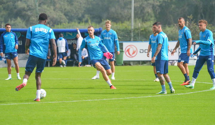 SSC Napoli training session at Castelvolturno Sam Baukema of SSC Napoli During the pre-match training session for the Champions League game between Villarreal and Napoli at Castelvolturno on October 12, 2026. Castelvolturno Centro Sportivo SSC Napoli Campania ITALIA Copyright: xSalvatorexDexRosaxSalvatorexDexRosax DSC07357