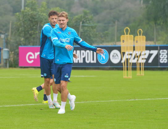 SSC Napoli training session at Castelvolturno Lorenzo Lucca of SSC Napoli During the pre-match training session for the Champions League game between Villarreal and Napoli at Castelvolturno on October 12, 2026. Castelvolturno Centro Sportivo SSC Napoli Campania ITALIA Copyright: xSalvatorexDexRosaxSalvatorexDexRosax DSC07276