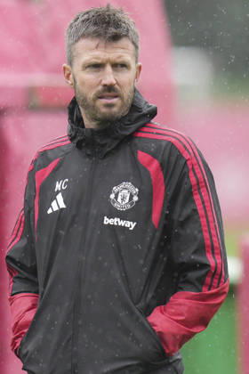 Manchester United, ManU Training, Champions League Manchester United manager Michael Carrick watches the players warm up during the Manchester United Training Session at Carrington Training Centre, ahead of the UEFA Champions League Matchday 2 v Atletico Madrid, Manchester, England on 12 October 2026 Credit: Steve Flynn Every Second Media Editorial use only. All images are copyright Every Second Media Limited. No images may be reproduced without prior permission. Copyright: xIMAGO EveryxSecondxMediax ESM-2213-0026 StevexFlynnx xEveryxSecondxMediax