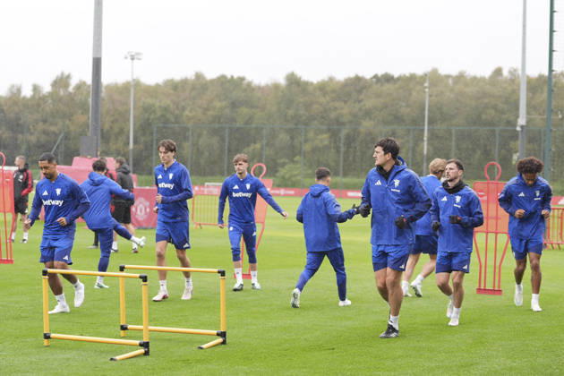 Manchester United, ManU Training, Champions League Manchester United players warms up during the Manchester United Training Session at Carrington Training Centre, ahead of the UEFA Champions League Matchday 2 v Atletico Madrid, Manchester, England on 12 October 2026 Credit: Steve Flynn Every Second Media Editorial use only. All images are copyright Every Second Media Limited. No images may be reproduced without prior permission. Copyright: xIMAGO EveryxSecondxMediax ESM-2213-0027 StevexFlynnx xEveryxSecondxMediax