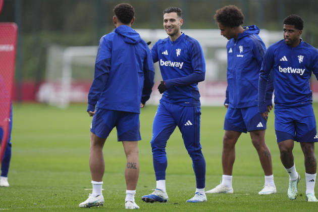 Manchester United, ManU Training, Champions League Diogo Dalot of Manchester United jokes with Matheus Cunha of Manchester United during the Manchester United Training Session at Carrington Training Centre, ahead of the UEFA Champions League Matchday 2 v Atletico Madrid, Manchester, England on 12 October 2026 Credit: Steve Flynn Every Second Media Editorial use only. All images are copyright Every Second Media Limited. No images may be reproduced without prior permission. Copyright: xIMAGO EveryxSecondxMediax ESM-2213-0047 StevexFlynnx xEveryxSecondxMediax