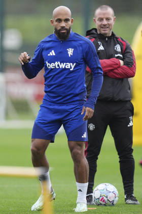 Manchester United, ManU Training, Champions League Bryan Mbeumo of Manchester United warms up during the Manchester United Training Session at Carrington Training Centre, ahead of the UEFA Champions League Matchday 2 v Atletico Madrid, Manchester, England on 12 October 2026 Credit: Steve Flynn Every Second Media Editorial use only. All images are copyright Every Second Media Limited. No images may be reproduced without prior permission. Copyright: xIMAGO EveryxSecondxMediax ESM-2213-0049 StevexFlynnx xEveryxSecondxMediax
