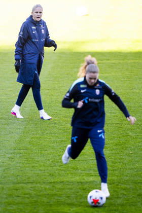Soccer, training with the Norwegian women s national team, Oslo, Norway 20261012 Norway s head coach Gemma Grainger during a training session with Norway s women s national soccer team at Ullevaal Stadium ahead of the match against Romania. Photo: Fredrik Varfjell, NTB, Oslo, Norway. EDITORIAL USE ONLY. RESTRICTED USE FOR BETTING COMPANIES.  Copyright: xFredrikxVarfjellx xNTBx