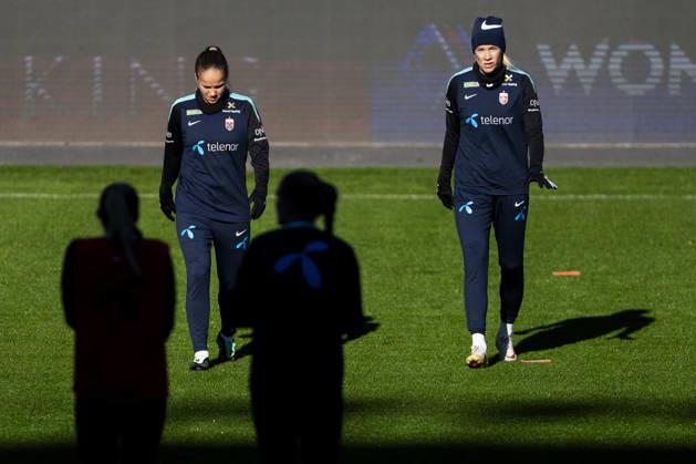 Soccer, training with the Norwegian Women s National Team, Oslo, Norway 20261012 Guro Reiten and Ada Stolsmo Hegerberg during a training session with Norway s women s national soccer team at Ullevaal Stadium ahead of the match against Romania. Photo: Fredrik Varfjell, NTB, Oslo, Norway. EDITORIAL USE ONLY. RESTRICTED USE FOR BETTING COMPANIES.  Copyright: xFredrikxVarfjellx xNTBx