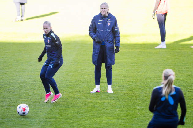 Soccer, training with the Norwegian women s national team, Oslo, Norway 20261012 Norway s head coach Gemma Grainger during a training session with Norway s women s national soccer team at Ullevaal Stadium ahead of the match against Romania. Photo: Fredrik Varfjell, NTB, Oslo, Norway. EDITORIAL USE ONLY. RESTRICTED USE FOR BETTING COMPANIES.  Copyright: xFredrikxVarfjellx xNTBx
